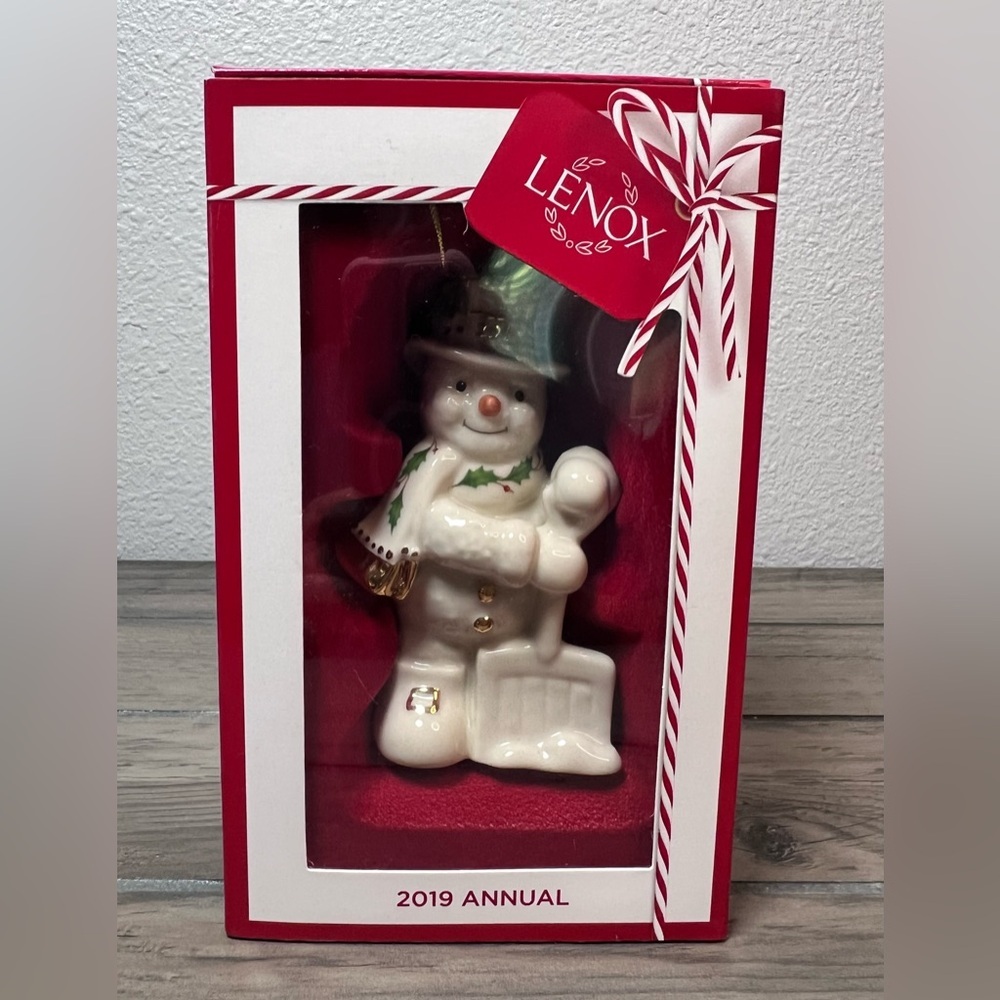 Lenox 2019 Snowman Figurine Annual Christmas Ornament Shoveling Frosty Snow